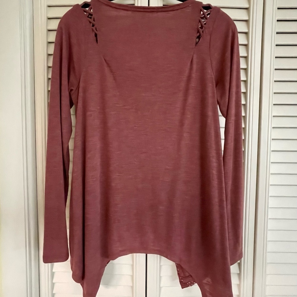 WOMENS LONG SLEEVE TOP WITH CUTOUTS AT SHOULDERS. SIZE L. - Picture 2 of 7